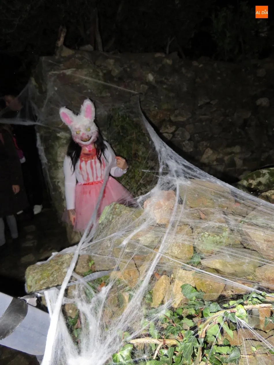 Foto 2 - Villanueva del Conde vuelve a vivir una divertida noche de Halloween