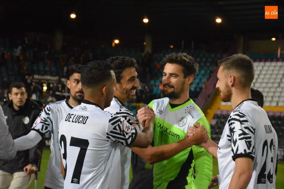 Los jugadores del Salamanca UDS se felicitan tras el partido ante el Barakaldo / Lydia González