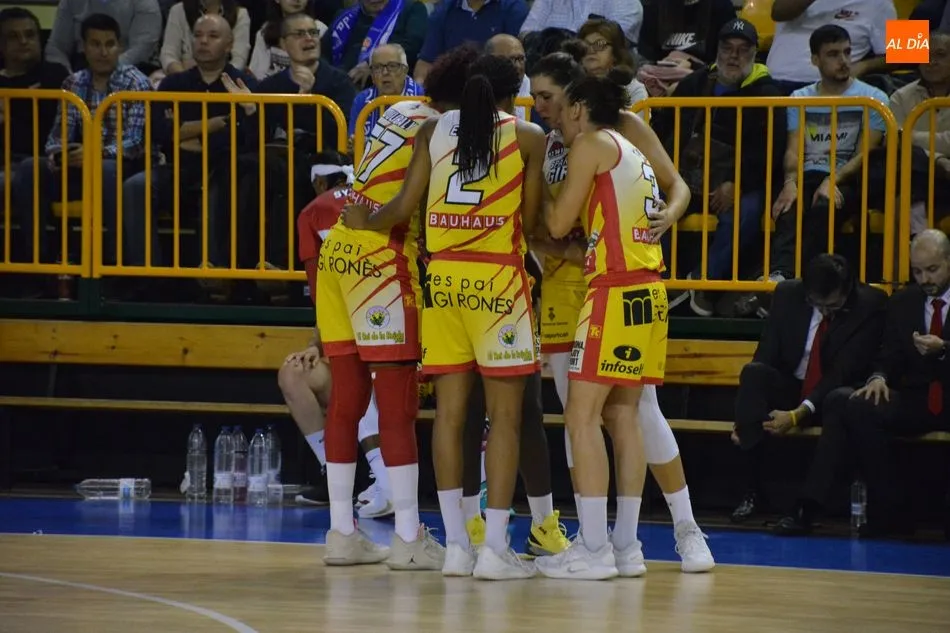 Charla de las jugadoras de Uni Girona durante el partido / Lydia González