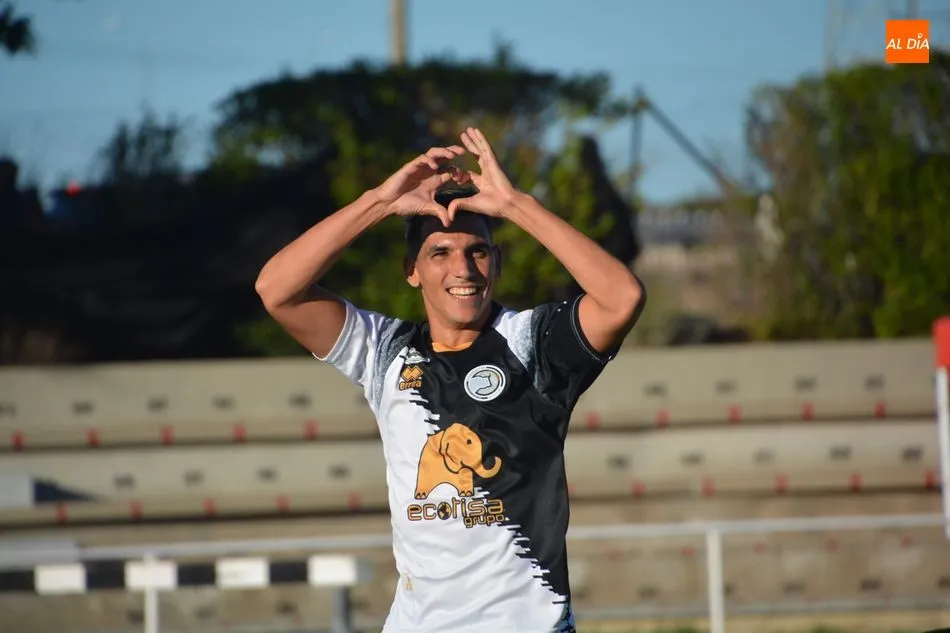David Grande celebra un gol con la camiseta de Unionistas / Archivo