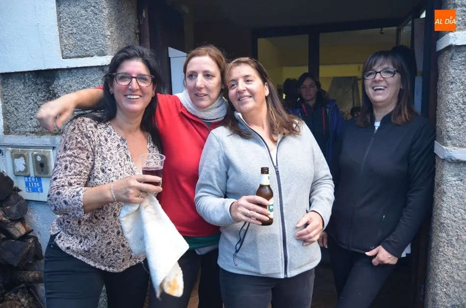 Foto 6 - Los vecinos de Valdesangil celebran su fiesta de la Matanza T&iacute;pica
