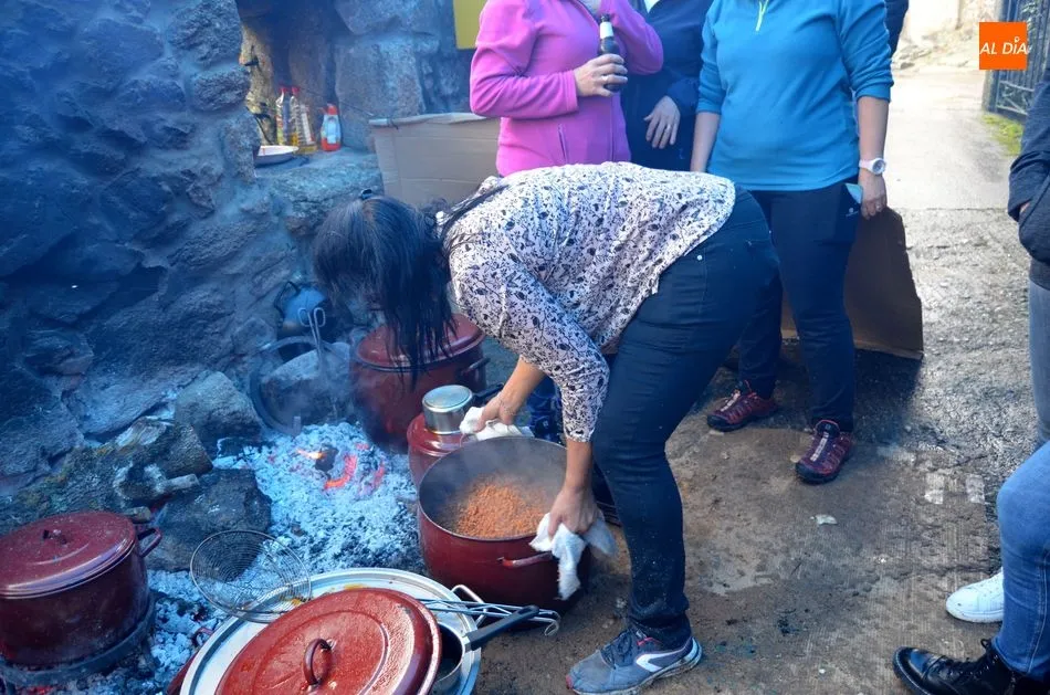 Foto 3 - Los vecinos de Valdesangil celebran su fiesta de la Matanza T&iacute;pica