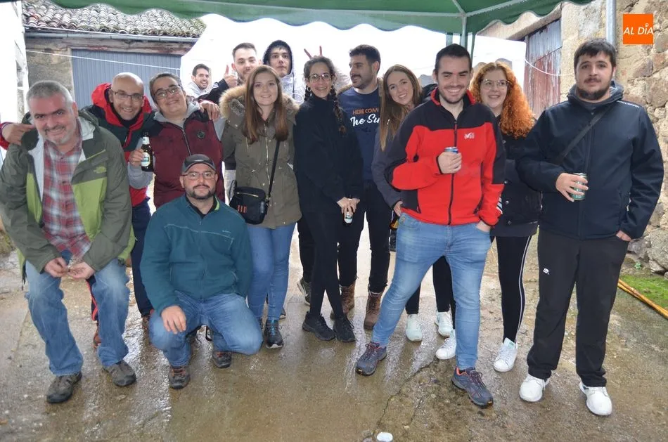 Foto 2 - Los vecinos de Valdesangil celebran su fiesta de la Matanza T&iacute;pica