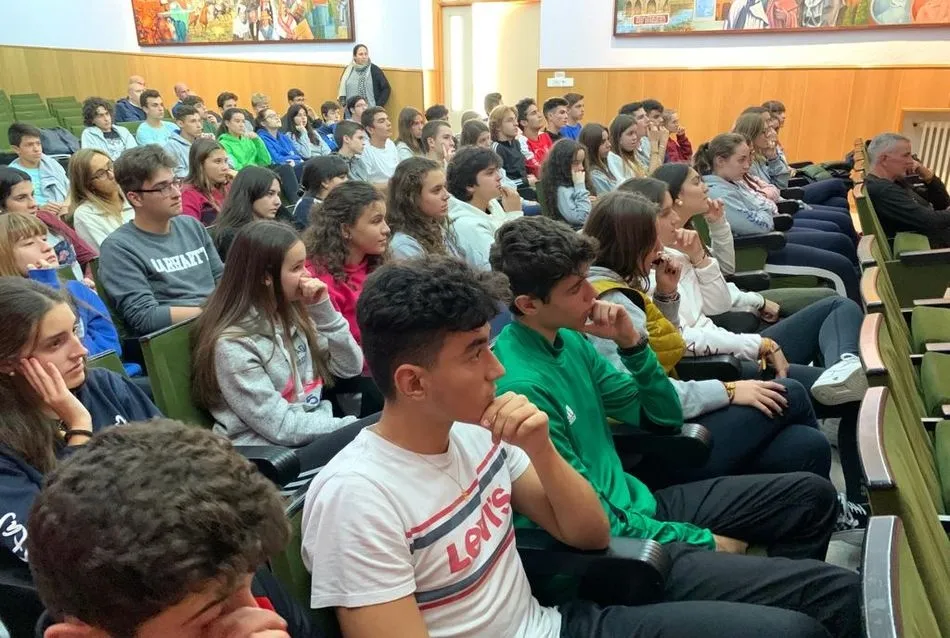 Foto 3 - El colegio Marista recibe la visita de la Asociaci&oacute;n Discamino  