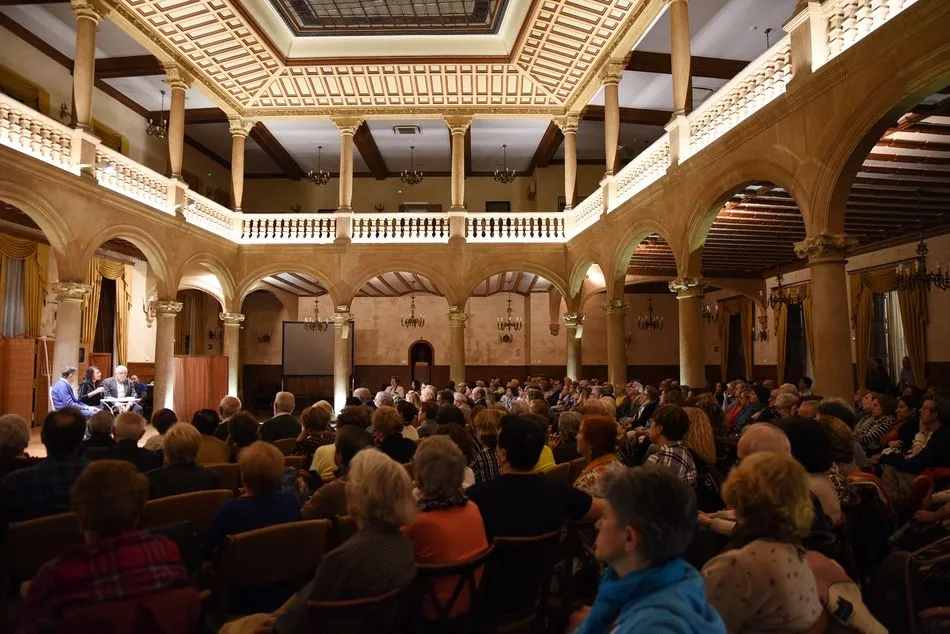 Foto 10 - Komo Teatro representa &lsquo;Dama Luna&rsquo; en el Casino de Salamanca