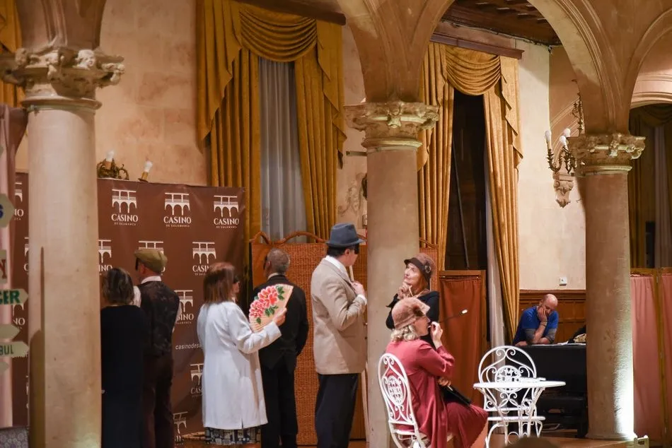 Foto 4 - Komo Teatro representa &lsquo;Dama Luna&rsquo; en el Casino de Salamanca