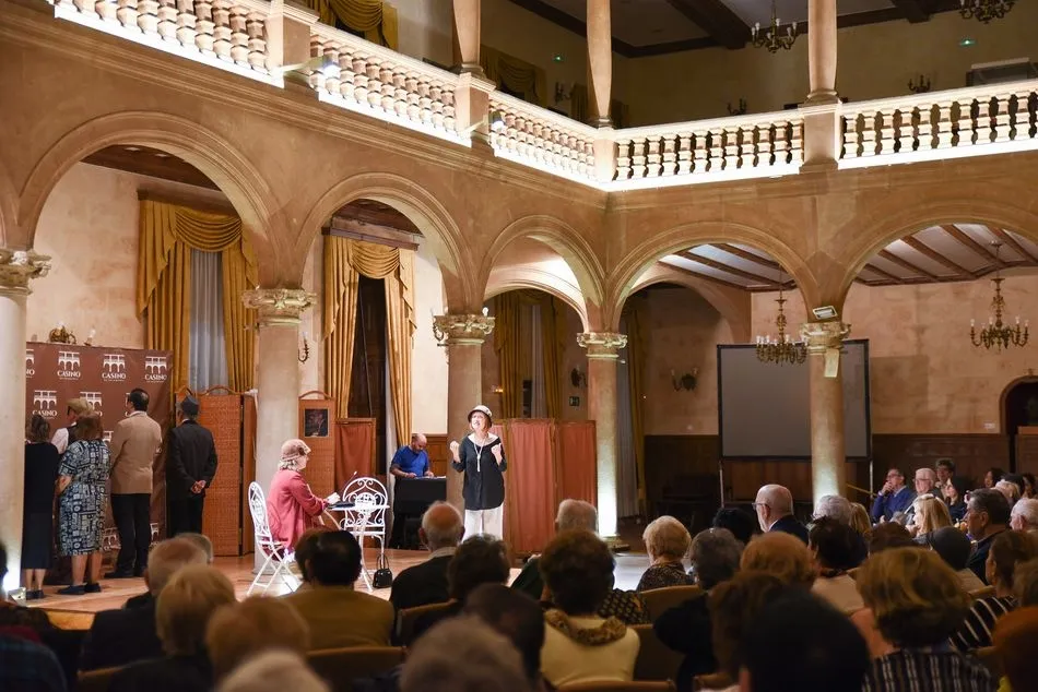 Foto 3 - Komo Teatro representa &lsquo;Dama Luna&rsquo; en el Casino de Salamanca