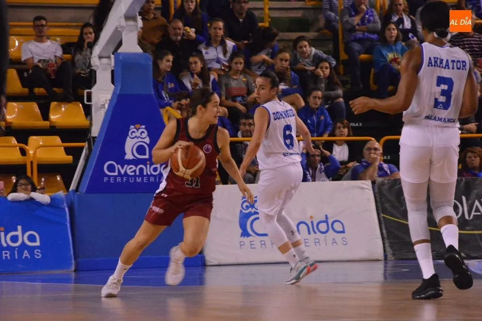 Acción del partido disputado en Salamanca entre Perfumerías Avenida y Gernika / Lydia González