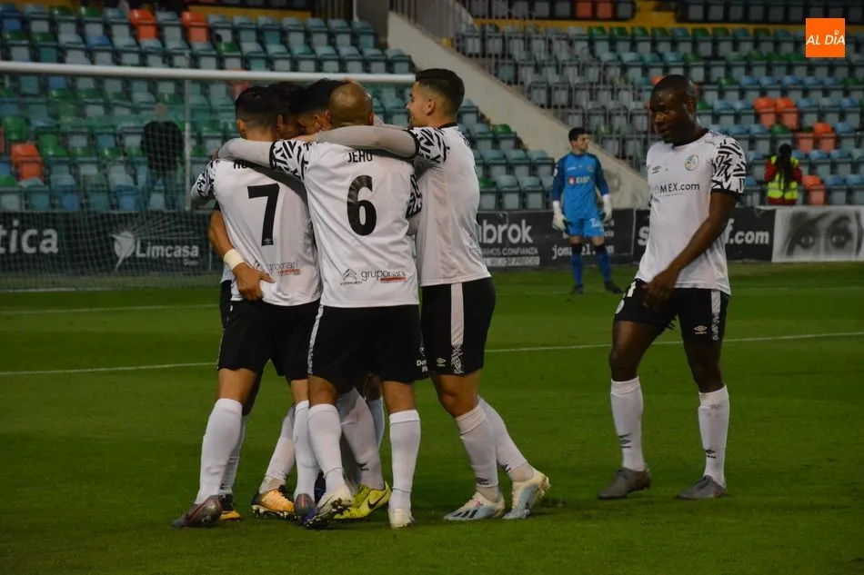 Los jugadores del Salamanca UDS celebran un gol conseguido ante el Barakaldo / Lydia González