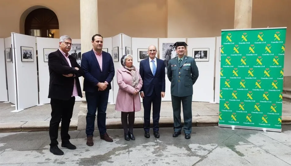 El presidente de la Diputación, Javier Iglesias; la subdelegada del Gobierno, Encarnación Pérez; el jefe de la Guardia Civil en la Comandancia de Salamanca, Jorge Montero, y el comisario de la muestra y director del Instituto de las Identidades, Juan Fran
