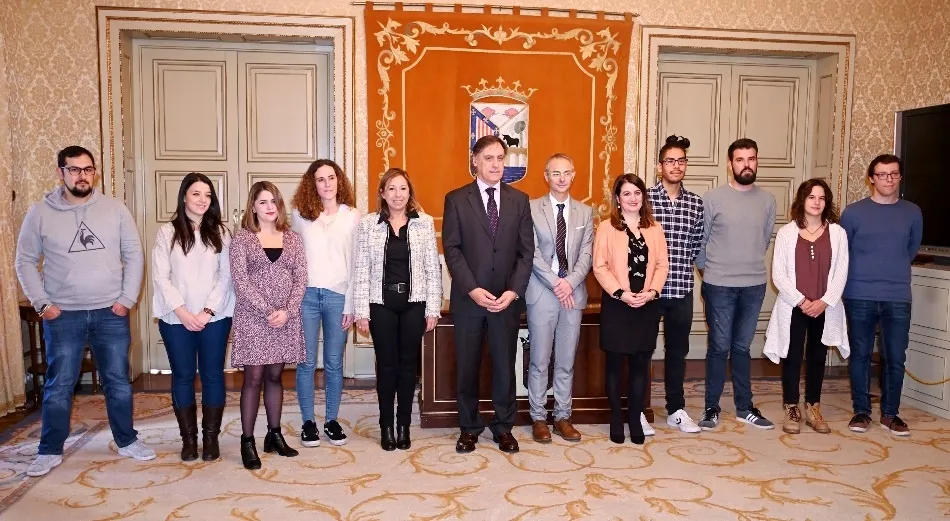 Acto de recepción de los beneficiarios de las becas doctor, que ha tenido lugar hoy en el consistorio