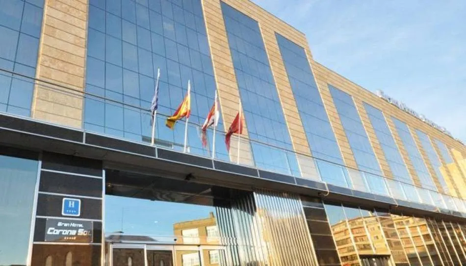 Hotel Corona Sol, ubicado entre la calle Víctor García de la Concha y la Avenida de Villamayor