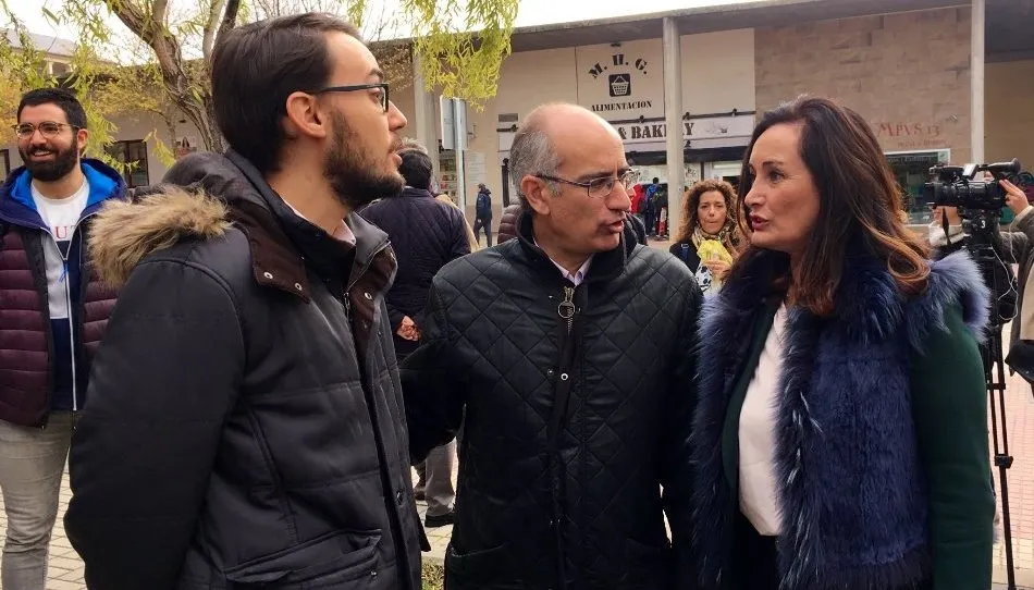 La candidata del Partido Popular al Congreso por Madrid, Edurne Uriarte, en el Campus Unamuno, junto al presidente provincial del partido, Javier Iglesias