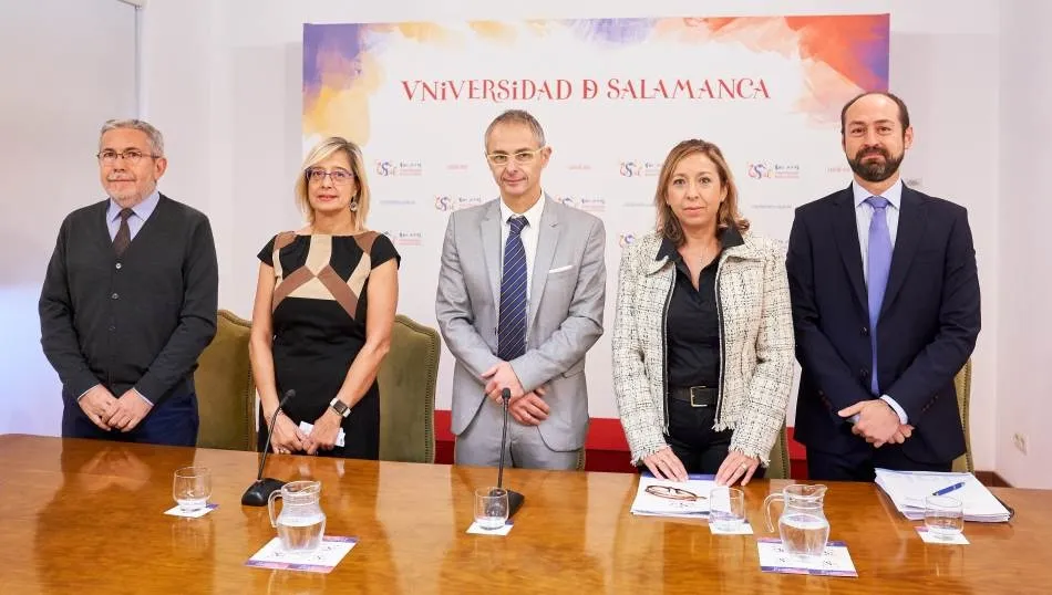 El rector de la USAL, Ricardo Rivero, la viceconsejera de Universidades e Investigación, Pilar Garcés García, y la vicerrectora de Investigación y Transferencia, Susana Pérez Santos