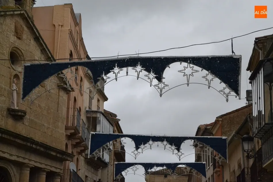 En marcha la instalación del alumbrado navideño, que este año abarcará las Tres Columnas  
