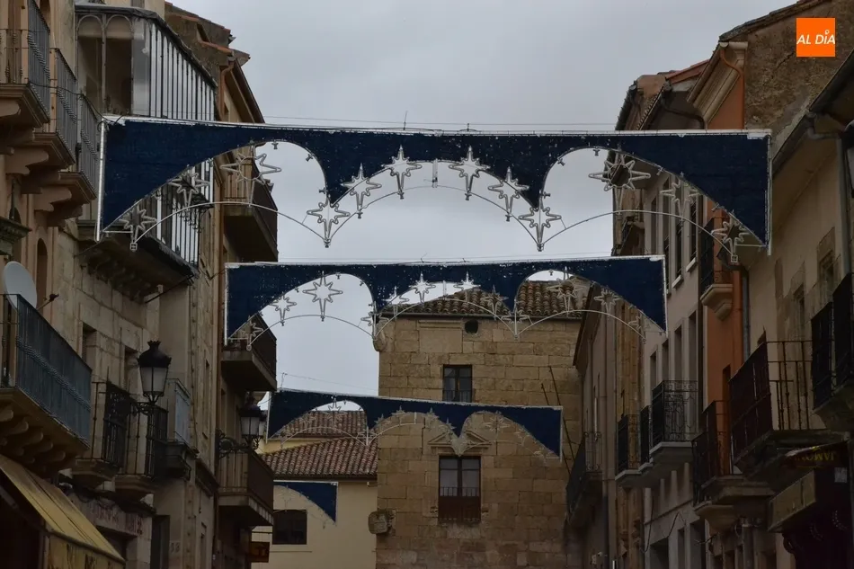 Foto 4 - En marcha la instalaci&oacute;n del alumbrado navide&ntilde;o, que este a&ntilde;o abarcar&aacute; las Tres Columnas  