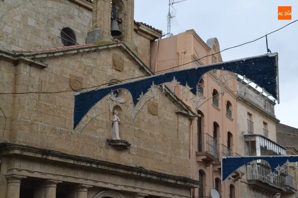 Foto 3 - En marcha la instalaci&oacute;n del alumbrado navide&ntilde;o, que este a&ntilde;o abarcar&aacute; las Tres Columnas  