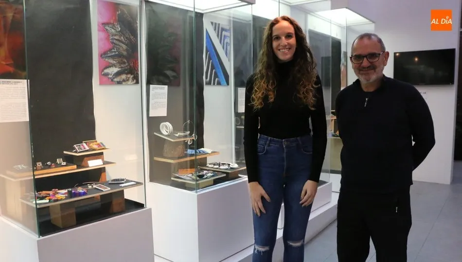 La concejala de Cultura, Victoria Rodríguez, junto al autor de la exposición, Pedro Sequeros / CORRAL