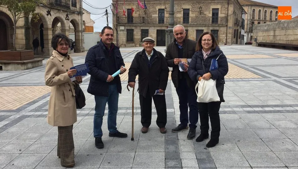 El PP aprovecha el mercadillo del martes para hacer campaña en Vitigudino  