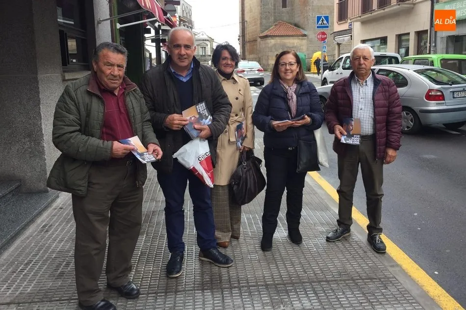 Foto 4 - El PP aprovecha el mercadillo del martes para hacer campa&ntilde;a en Vitigudino  