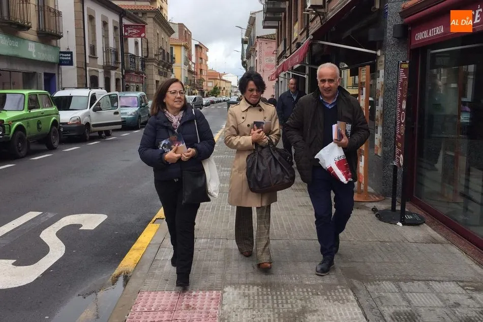 Foto 3 - El PP aprovecha el mercadillo del martes para hacer campa&ntilde;a en Vitigudino  