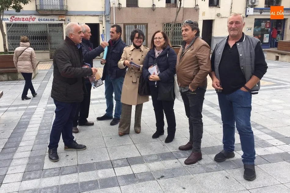 Foto 2 - El PP aprovecha el mercadillo del martes para hacer campa&ntilde;a en Vitigudino  