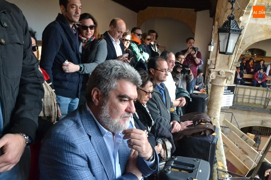 La familia de José Pinto, junto al entonces alcalde Juan Tomás Muñoz, durante el minuto de silencio que hubo durante el Campanazo del Carnaval 2019
