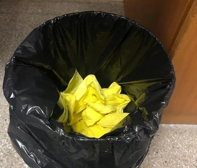 Lazos amarillos tirado a la basura por Cayetana Álvarez de Toledo / Europa Press