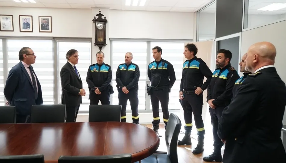 Foto 4 - Seis polic&iacute;as de Salamanca y tres de B&eacute;jar, premiados por salvar la vida de tres personas este...
