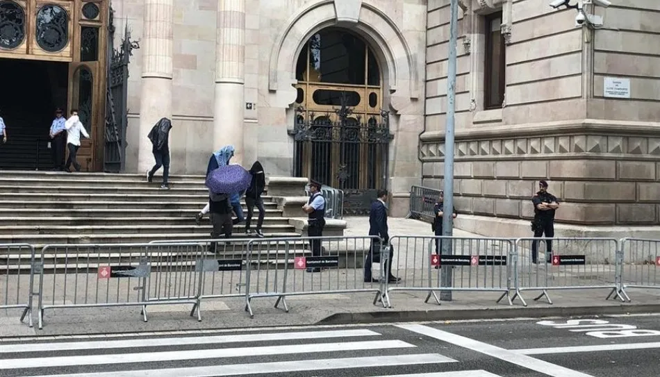 Según la fiscal, seis de los acusados --exceptuando uno, solamente acusado de omisión-- presuntamente cometieron delitos de agresión sexual aprovechándose de la condición de la víctima