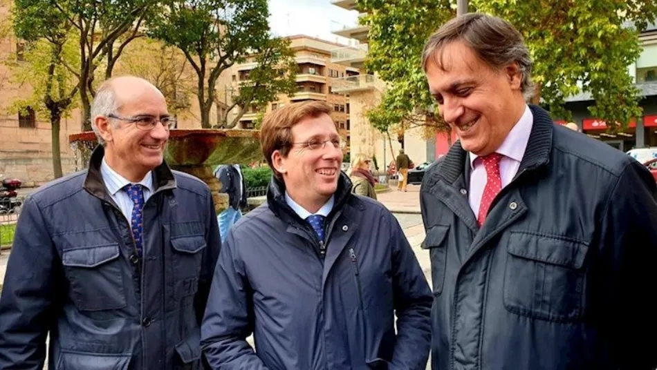 El alcalde de Madrid, José Luis Martínez Almeida, entre los populares salmantinos Javier Iglesias y Carlos García Carbayo