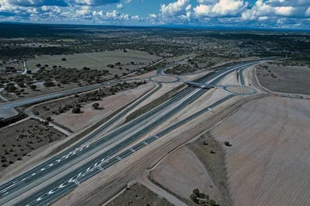 Foto 2 - Entra en servicio un tramo de 1,85 kil&oacute;metros de la A-62 en el &aacute;rea de Fuentes de O&ntilde;oro  