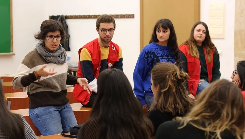 La actividad fue realizada por los miembros de Cruz Roja Mireia Sánchez (técnico) y David Fernández de Sanmamed (voluntario)