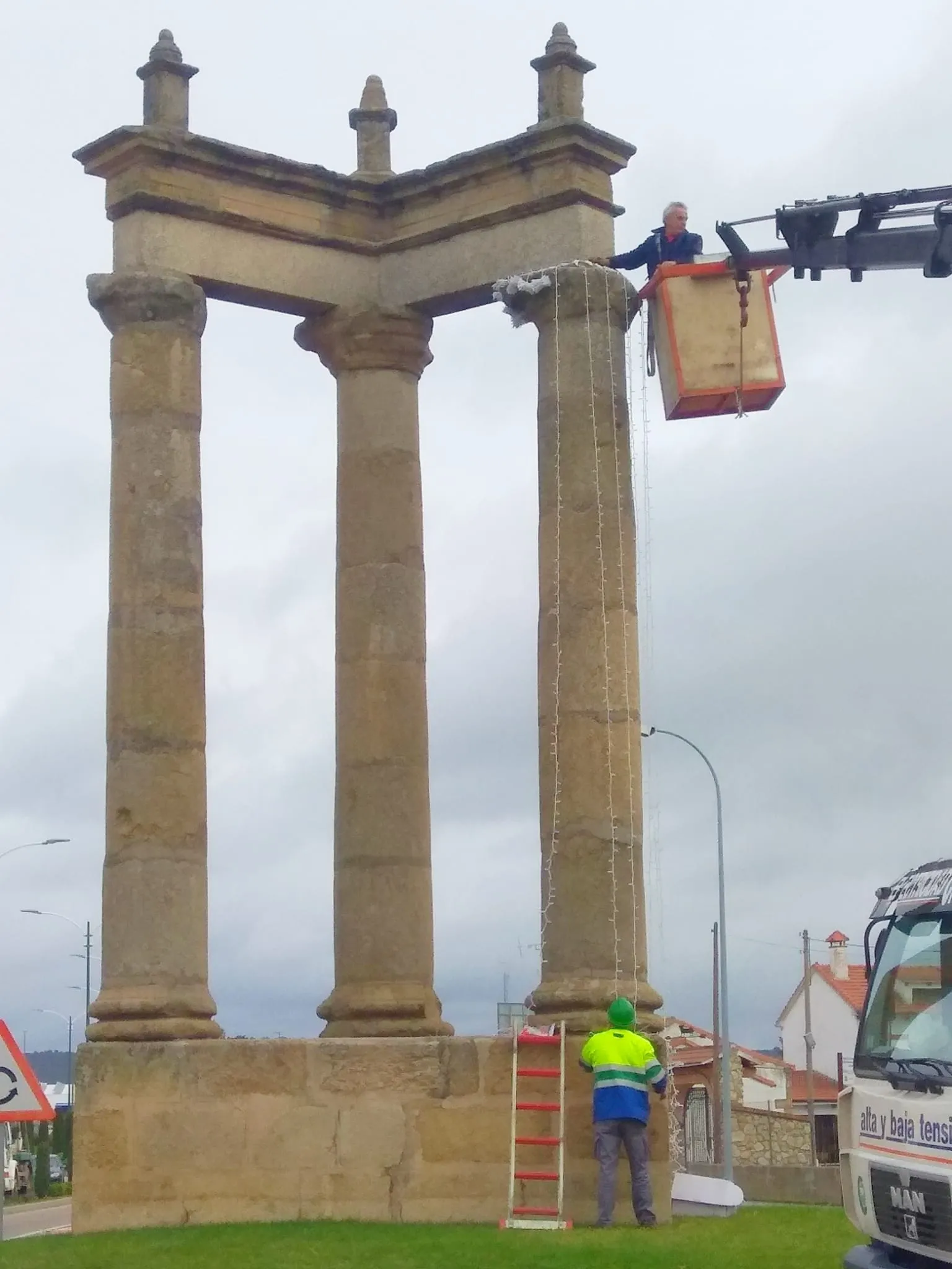 Foto 6 - Las Tres Columnas ya est&aacute;n preparadas para la Navidad  