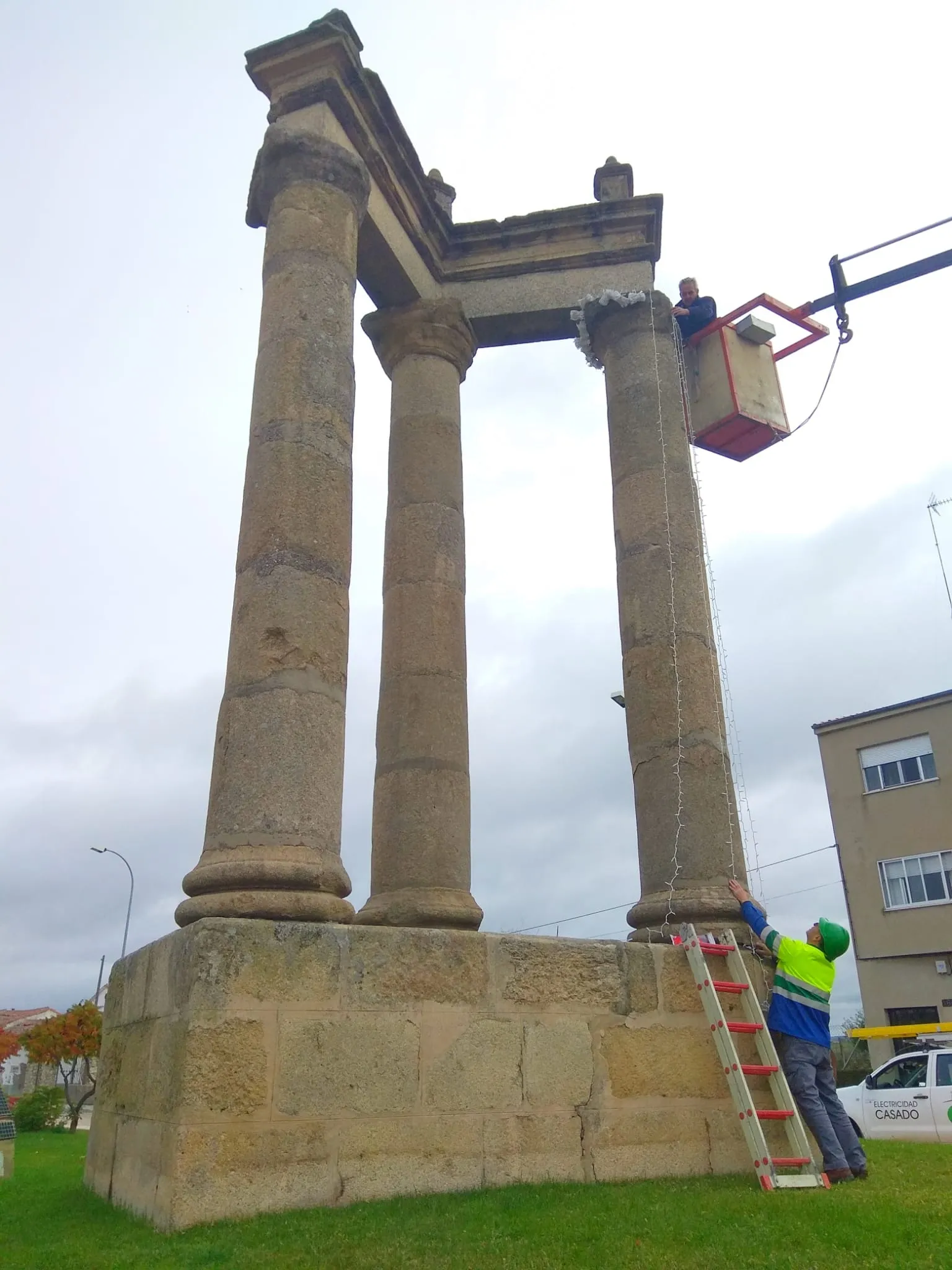 Foto 5 - Las Tres Columnas ya est&aacute;n preparadas para la Navidad  