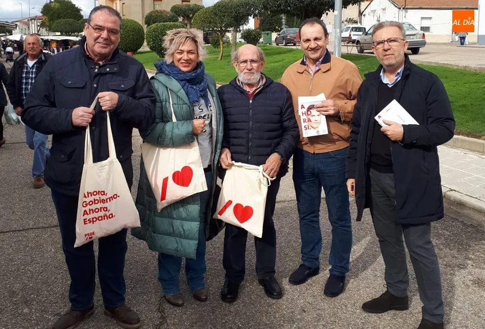 El PSOE recorre el mercadillo del martes en Vitigudino para hacer campaña   