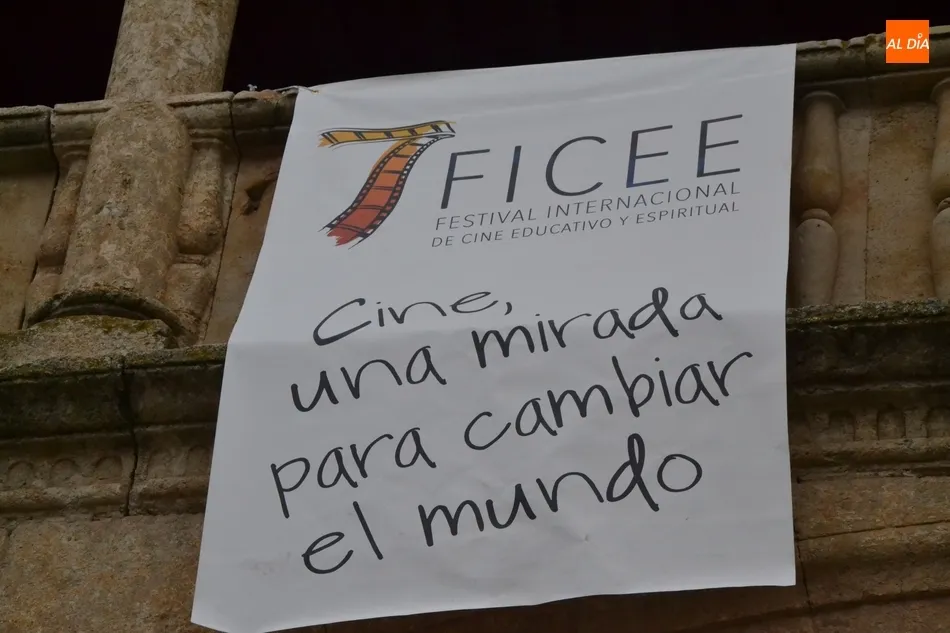 El FICEE asoma por la Plaza Mayor mirobrigense  