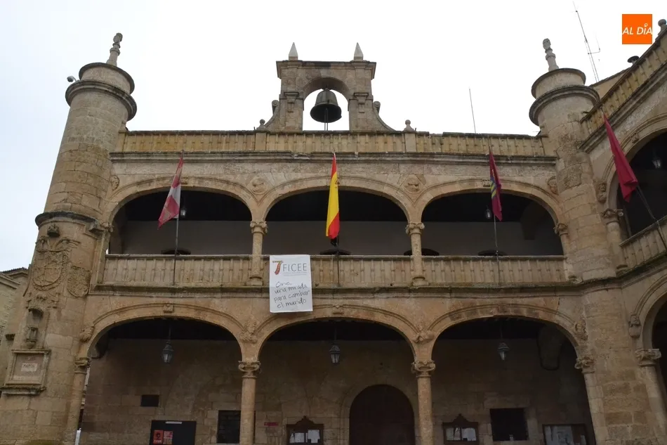 Foto 3 - El FICEE asoma por la Plaza Mayor mirobrigense  