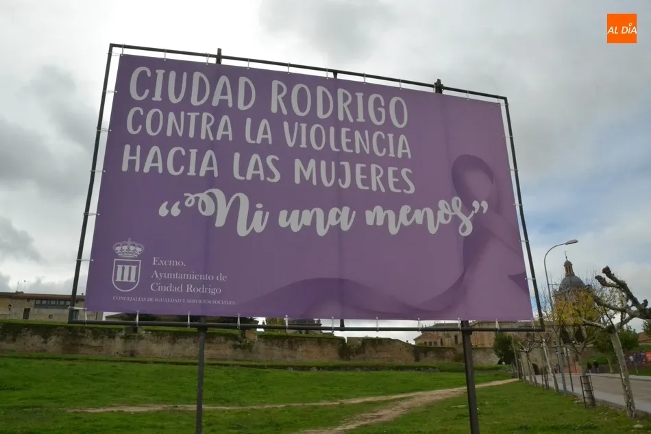 Foto 2 - La conmemoraci&oacute;n del 25N ya est&aacute; en las calles de Ciudad Rodrigo  