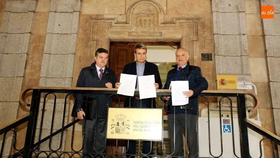 Enrique de Santiago, a la izquierda, con miembros de la junta directiva de Salvar el Archivo