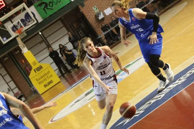 Laura Gil persigue a una rival / Gernika