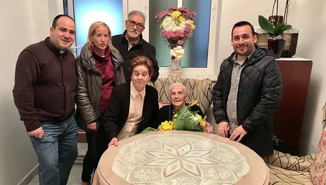 Francisca García celebraba sus 100 años en familia y recibiendo un regalo del Ayuntamiento de Macotera