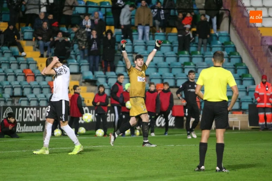 Pablo Brea celebra el pase de ronda ante los derrotados jugadores del Salamanca UDS