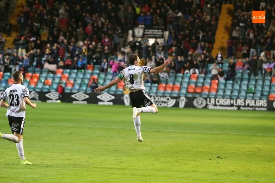 Amaro celebra su gol al Coruxo