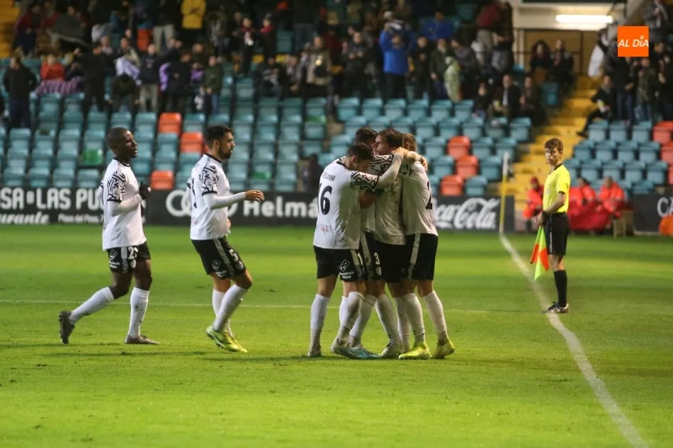 El Salamanca UDS celebra un gol en el Helmántico