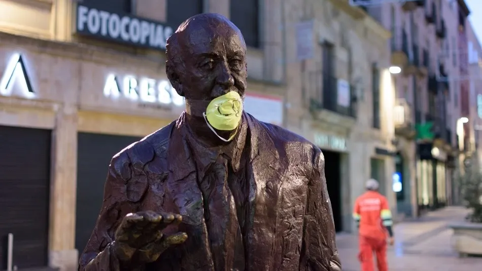 Mascarilla en la estatua de Vicente Del Bosque en la plaza del Liceo