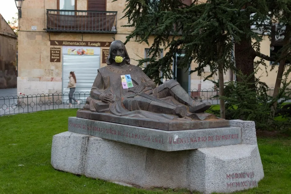 Foto 11 - Mascarillas en las estatuas de Salamanca para reivindicar la lucha contra el cambio clim&aacute;tico