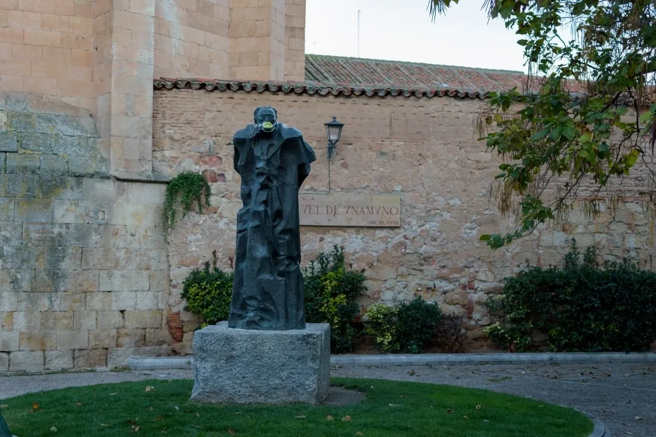 Foto 10 - Mascarillas en las estatuas de Salamanca para reivindicar la lucha contra el cambio clim&aacute;tico