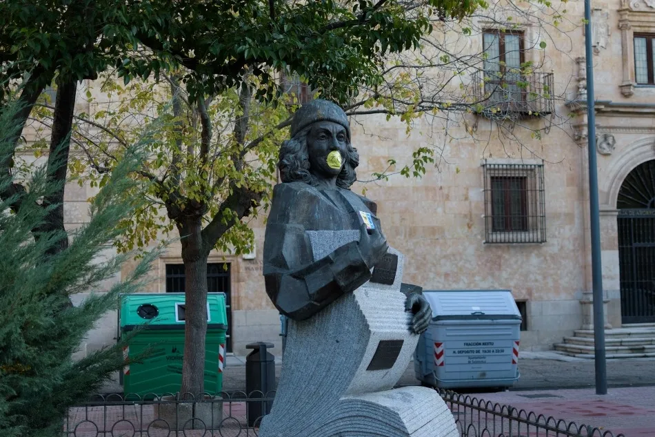Foto 8 - Mascarillas en las estatuas de Salamanca para reivindicar la lucha contra el cambio clim&aacute;tico