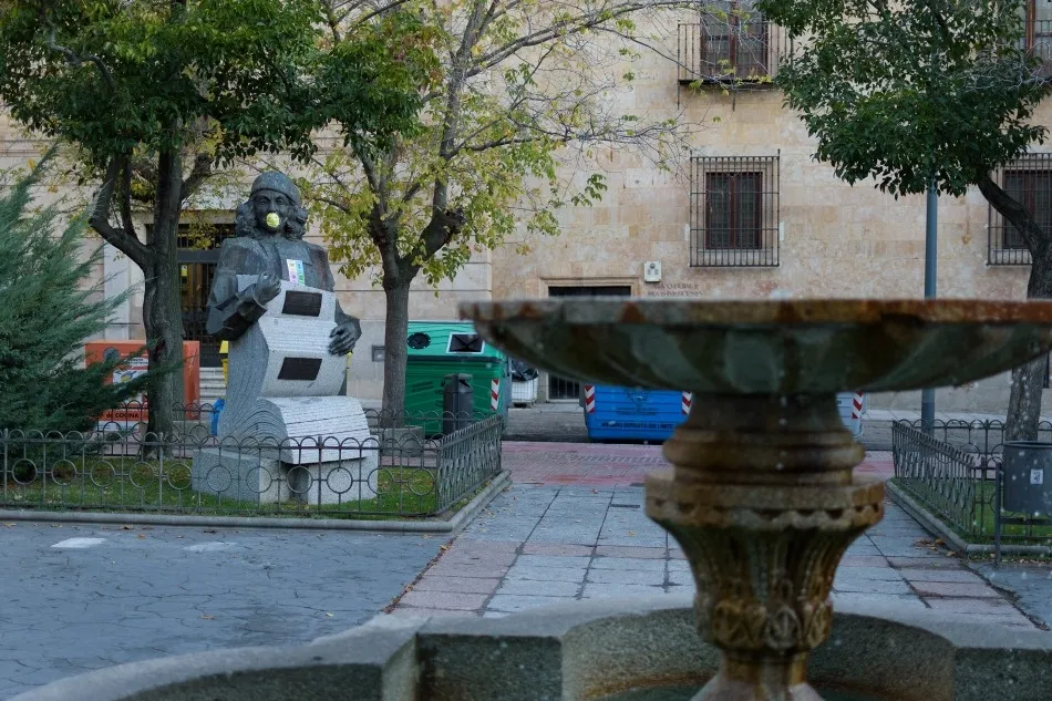 Foto 7 - Mascarillas en las estatuas de Salamanca para reivindicar la lucha contra el cambio clim&aacute;tico